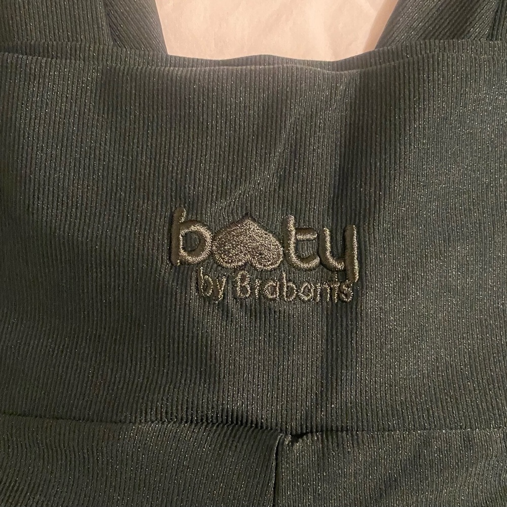 NWOT FLAWLESS PAIR OF BBB HI-SHINE LEGGINGS IN FOREST GREEN 🍀
